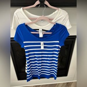 NWT OLD NAVY WHITE AND BLUE V NECK T-SHIRT COMES TOGETHER SIZE SMALL